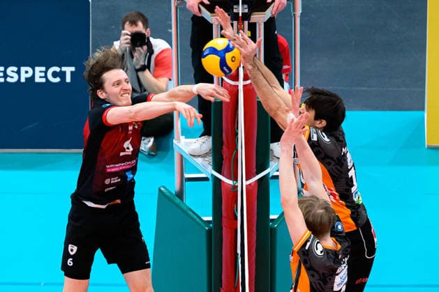 Ludwigsburg: 1. BLM - 25 26 - MTV Ludwigsburg - BERLIN RECYCLING Volleys v.li. Ben-Simon Bonin (Ludwigsburg), Daniel Malesch (Berlin) Ludwigsburg MHP Arena Baden-Württemberg Deutschland