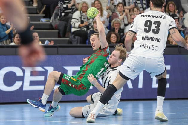 15.02.2026, xgox, Handball - Daikin HBL THW Kiel - SC Magdeburg emspor, v.l. Omar Ingi Magnusson (Magdeburg, 14), Eric Johansson (Kiel, 21) Zweikampf, Duell, Kampf, tackle Kiel