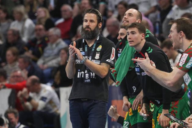 15.02.2026, xgox, Handball - Daikin HBL THW Kiel - SC Magdeburg emspor, v.l. Bennet Wiegert (Magdeburg, Trainer) gibt Anweisungen, gestikuliert mit den Armen, gesticulate, gives instructions Kiel