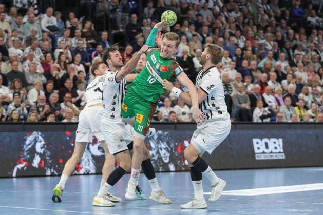 15.02.2026, xgox, Handball - Daikin HBL THW Kiel - SC Magdeburg emspor, v.l. Veron Nacinovic (Kiel, 93),Gisli Thorgeir Kristjansson (Magdeburg, 10), Magnus Landin Jacobsen (Kiel, 7) Zweikampf, Duell, Kampf, tackle Kiel