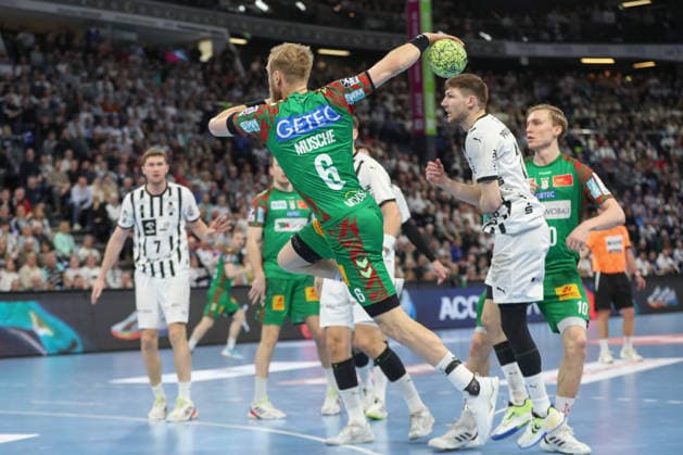 15.02.2026, xgox, Handball - Daikin HBL THW Kiel - SC Magdeburg emspor, v.l. Matthias Musche (Magdeburg, 6) wirft Tor, Torschuetze, erzielt Tor, Treffer, scores the goal Kiel