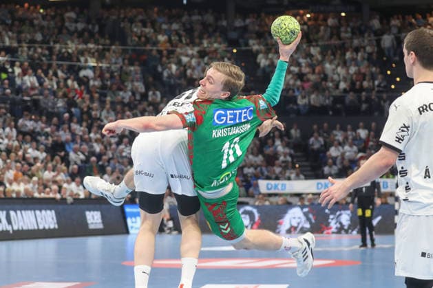 15.02.2026, xgox, Handball - Daikin HBL THW Kiel - SC Magdeburg emspor, v.l. Hendrik Pekeler (Kiel, 61), Gisli Thorgeir Kristjansson (Magdeburg, 10) Zweikampf, Duell, Kampf, tackle Kiel