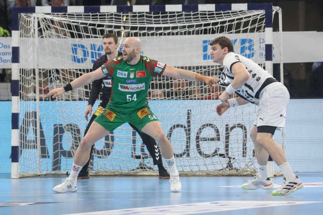 15.02.2026, xgox, Handball - Daikin HBL THW Kiel - SC Magdeburg emspor, v.l. Oscar Bergendahl (Magdeburg, 54), Lukas Laube (Kiel, 20) Zweikampf, Duell, Kampf, tackle Kiel