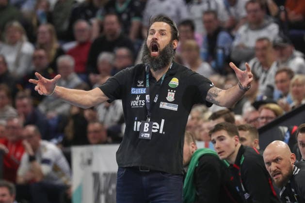 15.02.2026, xgox, Handball - Daikin HBL THW Kiel - SC Magdeburg emspor, v.l. Bennet Wiegert (Magdeburg, Trainer) Reklamiert, beschwert sich, schimpft Kiel