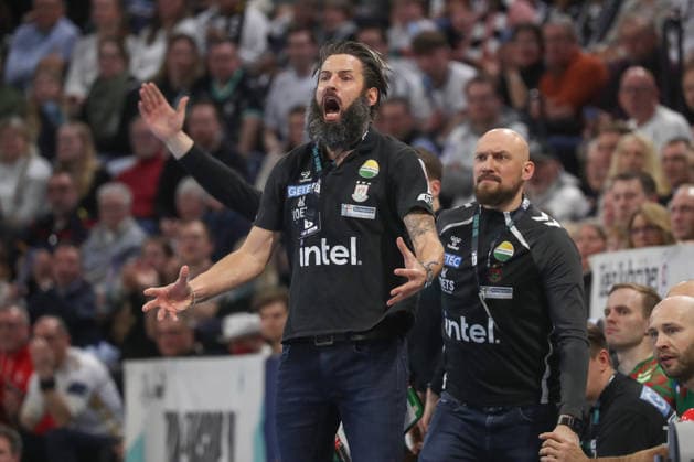 15.02.2026, xgox, Handball - Daikin HBL THW Kiel - SC Magdeburg emspor, v.l. Bennet Wiegert (Magdeburg, Trainer) Reklamiert, beschwert sich, schimpft Kiel