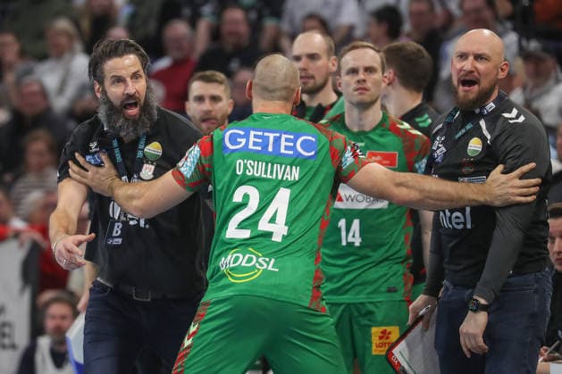 15.02.2026, xgox, Handball - Daikin HBL THW Kiel - SC Magdeburg emspor, v.l. Christian O Sullivan (Magdeburg, 24) hält Yves Grafenhorst (Magdeburg, Co-Trainer) und Bennet Wiegert (Magdeburg, Trainer) auf Kiel