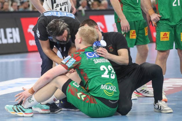 15.02.2026, xgox, Handball - Daikin HBL THW Kiel - SC Magdeburg emspor, v.l. Magnus Saugstrup (Magdeburg, 23) sitzt auf dem Boden und Bennet Wiegert (Magdeburg, Trainer) schaut nach ihm Kiel