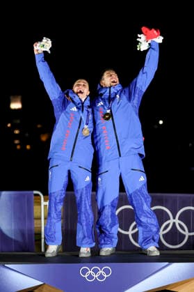 OLYMPICS - Winter Olympic Games, Olympische Spiele, Olympia, OS Milano Cortina 2026 CORTINA D AMPEZZO,ITALY,15.FEB.26 - OLYMPICS, SKELETON - Winter Olympic Games Milano Cortina 2026, mixed team, medal ceremony. Image shows the rejoicing of Tabitha Stoeckert and Matt Weston (GBR). Keywords: medal.  GEPAxpictures xMaticxKlansek