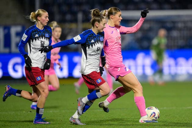 Fußball, Google Pixel Frauen Bundesliga, 20260215, TSG Hoffenheim - Hamburger SV HSV. Im Bild v.l. Michela CROATTO (HSV, 13), Selina CERCI (Hoffenheim, 29). Hoffenheim Dietmar-Hopp-Stadion Baden Württemberg Deutschland Copyright: Passion2Press MarkusxFischerx