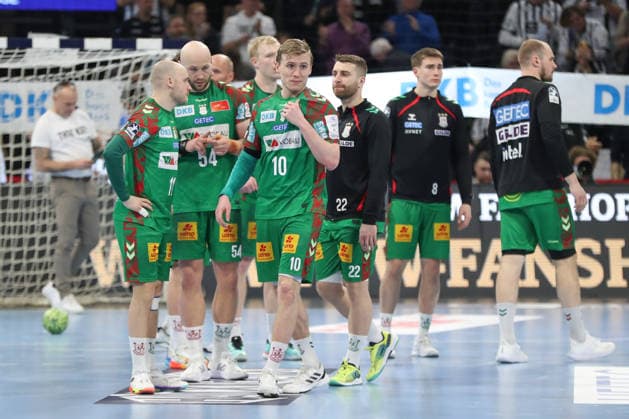15.02.2026, xgox, Handball - Daikin HBL THW Kiel - SC Magdeburg emspor, v.l. Daniel Pettersson (Magdeburg, 11), Oscar Bergendahl (Magdeburg, 54), Gisli Thorgeir Kristjansson (Magdeburg, 10), Lukas Mertens (Magdeburg, 22) enttaeuscht, schaut enttaeuscht, niedergeschlagen, disappointed Kiel