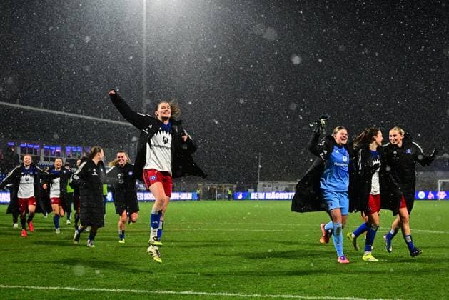 RECORD DATE NOT STATED Pauline Machtens (28; Hamburger SV), Lea Paulick (25; Hamburger SV), Paulina Bartz (37; Hamburger SV), Svea Stoldt (8; Hamburger SV) und Melanie Brunnthaler (11; Hamburger SV) feiern gemeinsam auf dem Spielfeld GPFBL: TSG Hoffenheim - Hamburger SV Copyright: xMichaelxGelhardtx