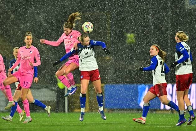 RECORD DATE NOT STATED Franziska Harsch (17; TSG Hoffenheim) im Kopfball-Duell mit Melanie Brunnthaler (11; Hamburger SV) bei starkem Regen GPFBL: TSG Hoffenheim - Hamburger SV Copyright: xMichaelxGelhardtx