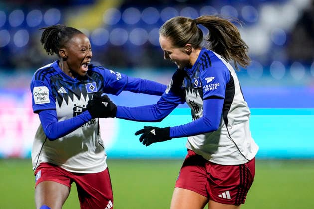 v.li.: Magou Doucoure (HSV, 2), Torschützin Camilla Linberg (HSV, 47), Spielerinnen vom Hamburger SV (HSV), jubeln über das Tor zum 0:1, Jubel, Torjubel, Torerfolg, celebrate the goal, goal, celebration, jubelt ueber das Tor, Freuen, Freude, freut sich, optimistisch, positiv, Spielszene, Highlight, Action, Aktion, 15.02.2026, Sinsheim (Hoffenheim) (Deutschland), Fussball, Google Pixel Frauen-Bundesliga, TSG 1899 Hoffenheim - Hamburger SV, DFB DFL REGULATIONS PROHIBIT ANY USE OF PHOTOGRAPHS AS IMAGE SEQUENCES AND OR QUASI-VIDEO.