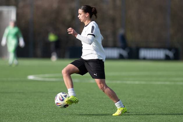 Alina Abdii 11 (Borussia Moenchengladbach) am Ball, Borussia Moenchengladbach - FC Bayern Muenchen II, Fussball, 2. Bundesliga Frauen, 17. Spieltag, 15.02.2026 Moenchengladbach Nordrhein-Westfalen Deutschland