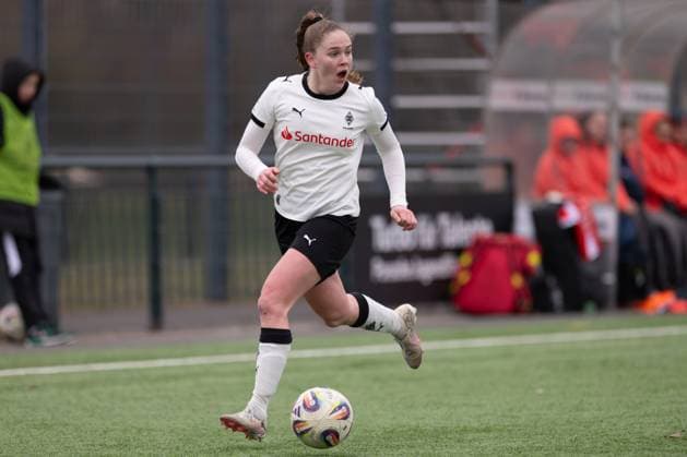 Suus van der Drift 21 (Borussia Moenchengladbach) am Ball, Borussia Moenchengladbach - FC Bayern Muenchen II, Fussball, 2. Bundesliga Frauen, 17. Spieltag, 15.02.2026 Moenchengladbach Nordrhein-Westfalen Deutschland