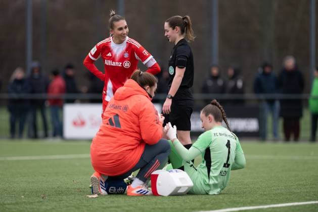 Sophie Klein 1 (FC Bayern Muenchen) wird behandelt, Jana Kappes 20 (FC Bayern Muenchen) im Gespräch mit Schiedsrichterin Antonia Tucholski, Borussia Moenchengladbach - FC Bayern Muenchen II, Fussball, 2. Bundesliga Frauen, 17. Spieltag, 15.02.2026 Moenchengladbach Nordrhein-Westfalen Deutschland