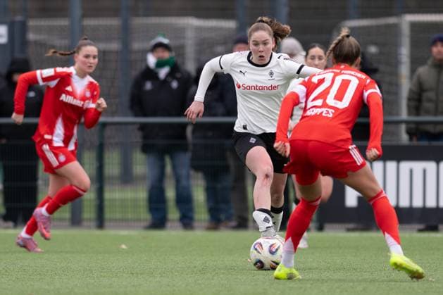 Zweikampf Suus van der Drift 21 (Borussia Moenchengladbach) vs Jana Kappes 20 (FC Bayern Muenchen), Borussia Moenchengladbach - FC Bayern Muenchen II, Fussball, 2. Bundesliga Frauen, 17. Spieltag, 15.02.2026 Moenchengladbach Nordrhein-Westfalen Deutschland
