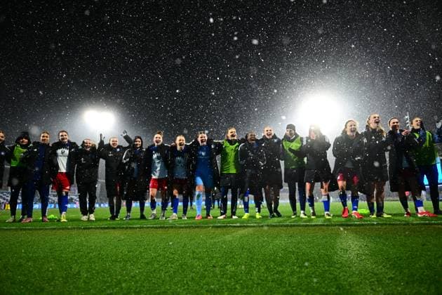 RECORD DATE NOT STATED Svea Stoldt (8; Hamburger SV), Lotta Wrede (32; Hamburger SV), Melina Krüger (9; Hamburger SV) und Sophie Hillebrand (22; Hamburger SV) feiern gemeinsam im Regen GPFBL: TSG Hoffenheim - Hamburger SV Copyright: xMichaelxGelhardtx