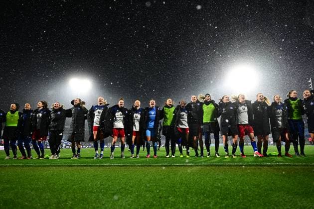 RECORD DATE NOT STATED Svea Stoldt (8; Hamburger SV), Paulina Bartz (37; Hamburger SV), Mia Büchele (17; Hamburger SV), Gloria Sliskovic (44; Hamburger SV), Melina Krüger (9; Hamburger SV) und Nigar Mirzaliyeva (4; Hamburger SV) feiern gemeinsam im Regen GPFBL: TSG Hoffenheim - Hamburger SV Copyright: xMichaelxGelhardtx