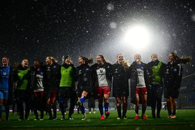 RECORD DATE NOT STATED Camilla Linberg (47; Hamburger SV), Gloria Sliskovic (44; Hamburger SV), Lea Paulick (25; Hamburger SV), Magou Doucoure (2; Hamburger SV), Melanie Brunnthaler (11; Hamburger SV), Paulina Bartz (37; Hamburger SV), Pauline Machtens (28; Hamburger SV) und Svea Stoldt (8; Hamburger SV) feiern gemeinsam im Regen GPFBL: TSG Hoffenheim - Hamburger SV Copyright: xMichaelxGelhardtx