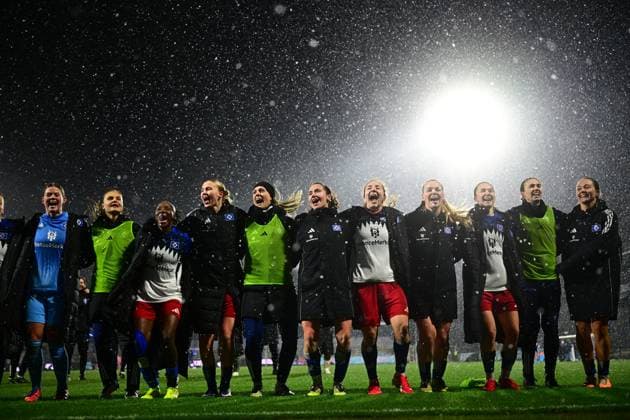 RECORD DATE NOT STATED Paulina Bartz (37; Hamburger SV), Svea Stoldt (8; Hamburger SV), Maria Mikolajova (27; Hamburger SV), Lea Paulick (25; Hamburger SV) und Gloria Sliskovic (44; Hamburger SV) feiern gemeinsam im Regen GPFBL: TSG Hoffenheim - Hamburger SV Copyright: xMichaelxGelhardtx