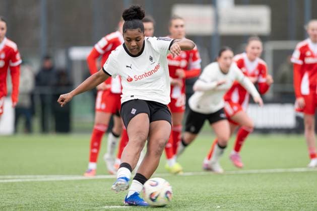 Lili Baidoe 3 (Borussia Moenchengladbach) beim Elfmeterschuss, Borussia Moenchengladbach - FC Bayern Muenchen II, Fussball, 2. Bundesliga Frauen, 17. Spieltag, 15.02.2026 Moenchengladbach Nordrhein-Westfalen Deutschland
