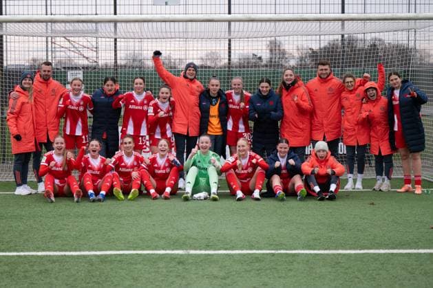 Siegerfoto, Teamfoto, Mannschaftsfoto, Jubel, Borussia Moenchengladbach - FC Bayern Muenchen II, Fussball, 2. Bundesliga Frauen, 17. Spieltag, 15.02.2026 Moenchengladbach Nordrhein-Westfalen Deutschland