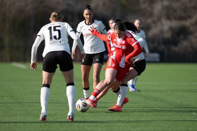 Elira Terakaj 7 (FC Bayern Muenchen) wird angegriffen von Sam Drissen 15 (Borussia Moenchengladbach), Miray Cin 10 (Borussia Moenchengladbach) und Maresa Arici 26 (Borussia Moenchengladbach), Borussia Moenchengladbach - FC Bayern Muenchen II, Fussball, 2. Bundesliga Frauen, 17. Spieltag, 15.02.2026 Moenchengladbach Nordrhein-Westfalen Deutschland