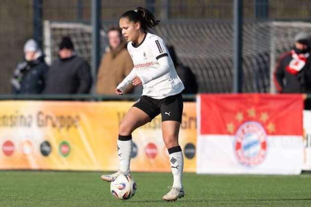 Elize Celissen 16 (Jong Fortuna Sittard) am Ball, Borussia Moenchengladbach - FC Bayern Muenchen II, Fussball, 2. Bundesliga Frauen, 17. Spieltag, 15.02.2026 Moenchengladbach Nordrhein-Westfalen Deutschland