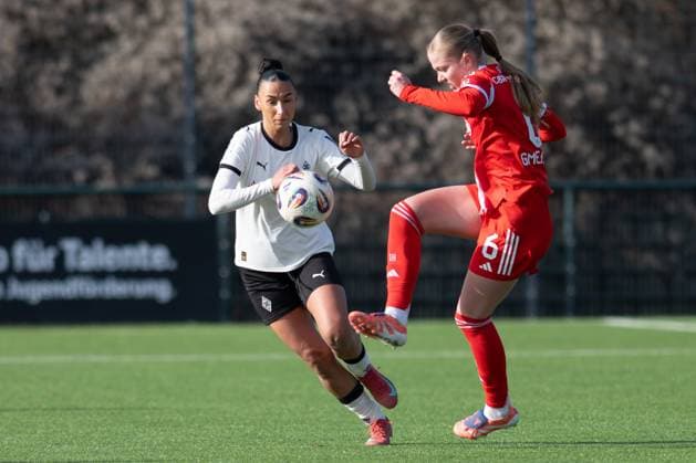 Zweikampf Marie Gmeineder 6 (FC Bayern Muenchen) vs Miray Cin 10 (Borussia Moenchengladbach), Borussia Moenchengladbach - FC Bayern Muenchen II, Fussball, 2. Bundesliga Frauen, 17. Spieltag, 15.02.2026 Moenchengladbach Nordrhein-Westfalen Deutschland
