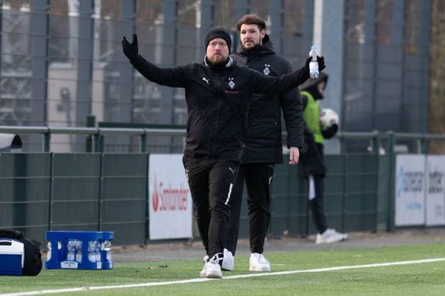 Jonas Spengler (Borussia Moenchengladbach) reklamiert, gestikuliert, Borussia Moenchengladbach - FC Bayern Muenchen II, Fussball, 2. Bundesliga Frauen, 17. Spieltag, 15.02.2026 Moenchengladbach Nordrhein-Westfalen Deutschland