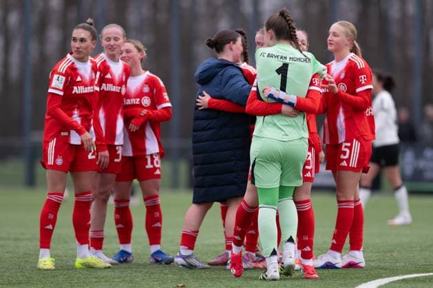 Mannschaft des FC Bayern feiert den Sieg, Borussia Moenchengladbach - FC Bayern Muenchen II, Fussball, 2. Bundesliga Frauen, 17. Spieltag, 15.02.2026 Moenchengladbach Nordrhein-Westfalen Deutschland