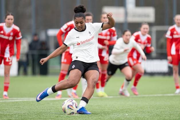 Lili Baidoe 3 (Borussia Moenchengladbach) schießt einen Elfmeter, Borussia Moenchengladbach - FC Bayern Muenchen II, Fussball, 2. Bundesliga Frauen, 17. Spieltag, 15.02.2026 Moenchengladbach Nordrhein-Westfalen Deutschland