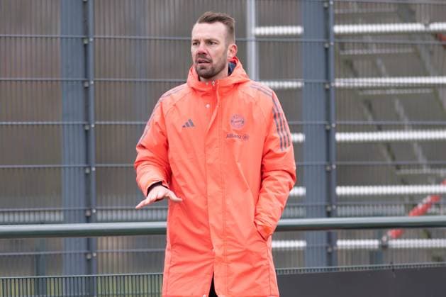 Jerome Reisacher (FC Bayern Muenchen) an der Seitenlinie, Borussia Moenchengladbach - FC Bayern Muenchen II, Fussball, 2. Bundesliga Frauen, 17. Spieltag, 15.02.2026 Moenchengladbach Nordrhein-Westfalen Deutschland