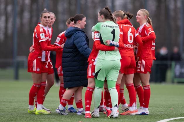 Mannschaft des FC Bayern feiert den Sieg, Borussia Moenchengladbach - FC Bayern Muenchen II, Fussball, 2. Bundesliga Frauen, 17. Spieltag, 15.02.2026 Moenchengladbach Nordrhein-Westfalen Deutschland