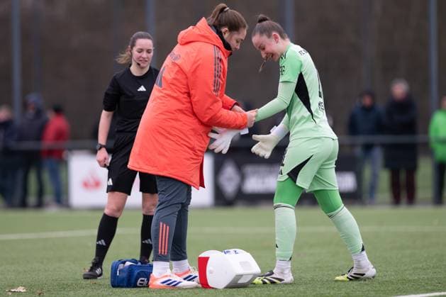 Sophie Klein 1 (FC Bayern Muenchen) benoetigt Hilfe beim Anziehen der Torwarthandschuhe, Borussia Moenchengladbach - FC Bayern Muenchen II, Fussball, 2. Bundesliga Frauen, 17. Spieltag, 15.02.2026 Moenchengladbach Nordrhein-Westfalen Deutschland