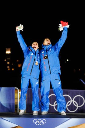 OLYMPICS - Winter Olympic Games, Olympische Spiele, Olympia, OS Milano Cortina 2026 CORTINA D AMPEZZO,ITALY,15.FEB.26 - OLYMPICS, SKELETON - Winter Olympic Games Milano Cortina 2026, mixed team, medal ceremony. Image shows the rejoicing of Tabitha Stoeckert, Matt Weston (GBR). Keywords: medal.  GEPAxpictures xMaticxKlansek