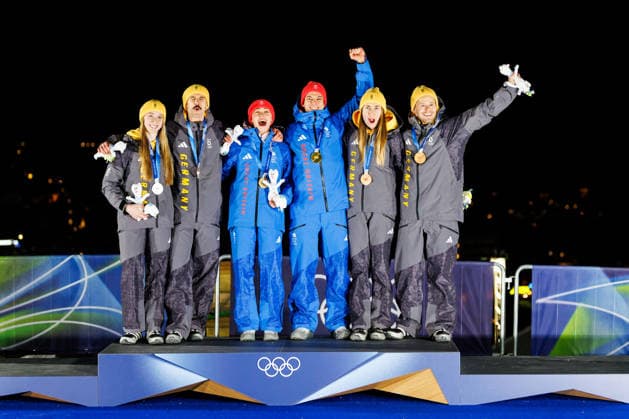 OLYMPICS - Winter Olympic Games, Olympische Spiele, Olympia, OS Milano Cortina 2026 CORTINA D AMPEZZO,ITALY,15.FEB.26 - OLYMPICS, SKELETON - Winter Olympic Games Milano Cortina 2026, mixed team, medal ceremony. Image shows Susanne Kreher, Axel Jungk (GER), Tabitha Stoeckert, Matt Weston (GBR), Jacqueline Pfeifer, Christopher Grotheer (GER). Keywords: medal.  GEPAxpictures xMaticxKlansek
