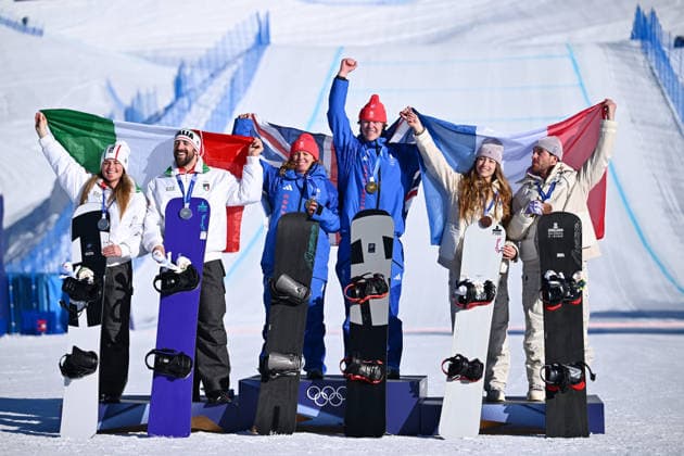(260215) -- LIVIGNO, Feb. 15, 2026 -- Gold medalists Huw Nightingale Charlotte Bankes of Team Britain 1 (C), silver medalists Lorenzo Sommariva Michela Moioli of Team Italy 1 (L), and bronze medalists Loan Bozzolo Lea Casta of Team France 2 pose for photos during the awarding ceremony of the mixed team snowboard cross at the Milan-Cortina 2026 Olympic Winter games, Winterspiele,Spiele, Summer games in Livigno, Italy, Feb. 15, 2026. ) (MICO2026)ITALY-LIVIGNO-OLYMPIC WINTER GAMES-MIXED TEAM SNOWBOARD CROSS ZhangxHongxiang 