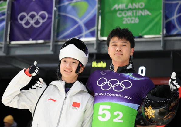 (260215) -- CORTINA D AMPEZZO, Feb. 15, 2026 -- Liang Yuxin (L) and Lin Qinwei of China pose for photos during the skeleton mixed team event at the Milan-Cortina 2026 Olympic Winter games, Winterspiele,Spiele, Summer games in Cortina, Italy, Feb. 15, 2026. ) (MICO2026)ITALY-CORTINA D AMPEZZO-OLYMPIC WINTER GAMES-SKELETON MIXED TEAM DingxXu 