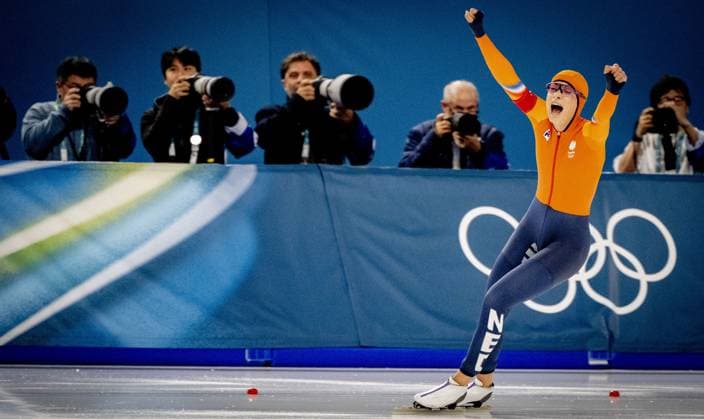 MILAN - Femke Kok became the first Dutch speed skater to win gold in the 500 meters at the Olympic Games, Olympische Spiele, Olympia, OS The 25-year-old Frisian won the shortest distance at the Milano Speed skating, Eisschnelllauf Stadium in an Olympic record time of 36.49. Jutta Leerdam, after winning gold in the 1000 meters, skated to silver in 37.15. ROBIN UTRECHT ANP netherlands out - belgium out xVIxxIVx 550807577 originalFilename: 550807577.jpg