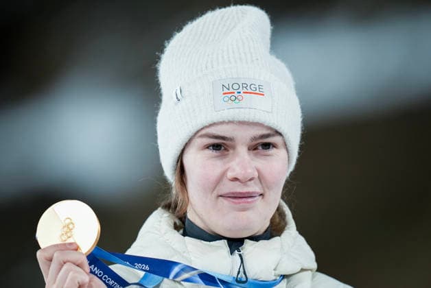 Winter Olympics in Milan Cortina 2026 Val di Fiemme, Italy 20260215. Anna Odine Strom with the gold medal on the podium after jumping the women s large hill in the Predazzo Ski jumping, Skispringen, Ski, nordisch Stadium during the Winter Olympics in Milano Cortina 2026. Photo: Terje Pedersen NTB Val di Fiemme Italy EDITORIAL USE ONLY. RESTRICTED USE FOR BETTING COMPANIES Ref:_SPOnEyDwTbIbWU.jpg *** Winter Olympics in Milan Cortina 2026 Val di Fiemme, Italy 20260215 Anna Odine Strom with the gold medal on the podium after jumping the women s large hill in the Predazzo Ski Jumping Stadium during the Winter Olympics in Milan Cortina 2026 Photo Terje Pedersen NTB Val di Fiemme Italy EDITORIAL USE ONLY RESTRICTED USE FOR BETTING COMPANIES  Copyright: xTerjexPedersenx xNTBx