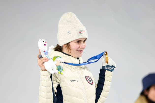 OLYMPICS - Winter Olympic Games, Olympische Spiele, Olympia, OS Milano Cortina 2026 PREDAZZO,ITALY,15.FEB.26 - OLYMPICS, Ski jumping, Skispringen, Ski, nordisch - Winter Olympic Games Milano Cortina 2026, large hill, women, medal ceremony. Image shows the rejoicing of Anna Odine Stroem (NOR). Keywords: medal, mascot.  GEPAxpictures xMatthiasxTrinkl