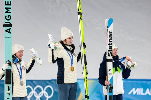 OLYMPICS - Winter Olympic Games, Olympische Spiele, Olympia, OS Milano Cortina 2026 PREDAZZO,ITALY,15.FEB.26 - OLYMPICS, Ski jumping, Skispringen, Ski, nordisch - Winter Olympic Games Milano Cortina 2026, large hill, women, medal ceremony. Image shows the rejoicing of Eirin Maria Kvandal, Anna Odine Stroem (NOR) and Nika Prevc (SLO). Keywords: medal, mascot.  GEPAxpictures xMatthiasxTrinkl