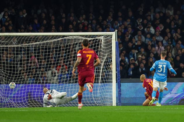 Roma™s Donyell Malen goal 0-1 during the Serie A soccer match between Napoli and Roma at the Diego Armando Maradona Stadium in Naples, southern italy - Saturday , February 15 , 2026. - Soccer .  Copyright: xAlessandroxGarofalo LaPressex