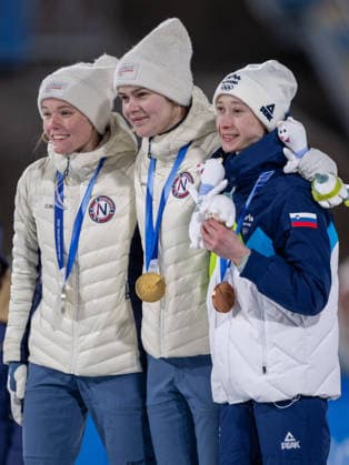 OLYMPICS - Winter Olympic Games, Olympische Spiele, Olympia, OS Milano Cortina 2026 PREDAZZO,ITALY,15.FEB.26 - OLYMPICS, Ski jumping, Skispringen, Ski, nordisch - Winter Olympic Games Milano Cortina 2026, large hill, women, medal ceremony. Image shows the podium: Eirin Maria Kvandal, Anna Odine Stroem (NOR) and Nika Prevc (SLO).  GEPAxpictures xOliverxLerch