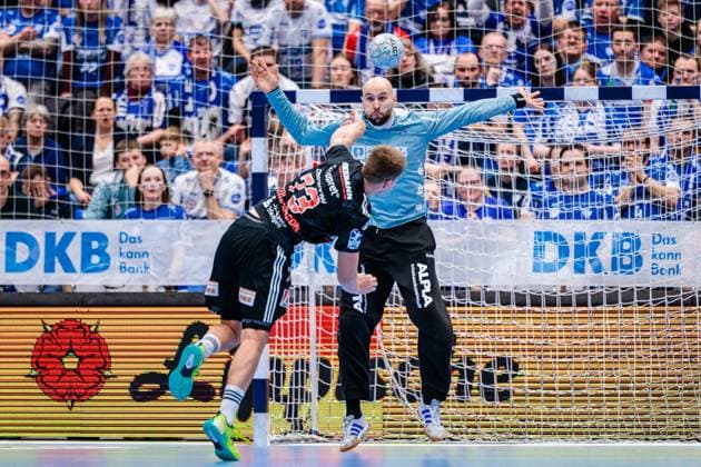 v.l. Viggo Kristjansson (HC Erlangen, 73), Urh Kastelic (TBV Lemgo Lippe, 99) beim Siebenmeter 7 Meter Wurf GER, TBV Lemgo Lippe vs. HC Erlangen, Handball, 1. Bundesliga, 21. Spieltag, Spielzeit 2025 2026, 15.02.2026 Lemgo Copyright: xJanxRollingerx