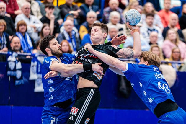 v.l. Tim Suton (TBV Lemgo Lippe, 23), Viggo Kristjansson (HC Erlangen, 73), Lukas Hutecek (TBV Lemgo Lippe, 02) GER, TBV Lemgo Lippe vs. HC Erlangen, Handball, 1. Bundesliga, 21. Spieltag, Spielzeit 2025 2026, 15.02.2026 GER, TBV Lemgo Lippe vs. HC Erlangen, Handball, 1. Bundesliga, 21. Spieltag, Spielzeit 2025 2026, 15.02.2026 Lemgo Copyright: xEibner-Pressefoto JanxRollingerx EP_JSK