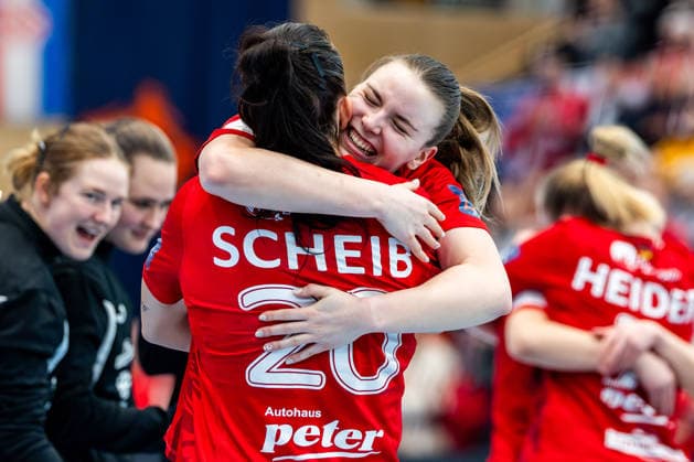 15.02.2026, GER, Handball, Frauen, Saison 2025 2026, EHF European League , Gruppenphase, Thueringer HC - Motherson Mosonmagyarovari KC der Thüringer HC gewinnt ihr Heimspiel gegen Motherson Mosonmagyarovari KC mit 34:24, im Bild jubelt Anna Szabo (Thueringer HC,26) gemeinsam mit Jana Scheib (Thueringer HC,20) 99947 Bad Langensalza Salza Halle Sporthalle Mehrz Thüringen Deutschland