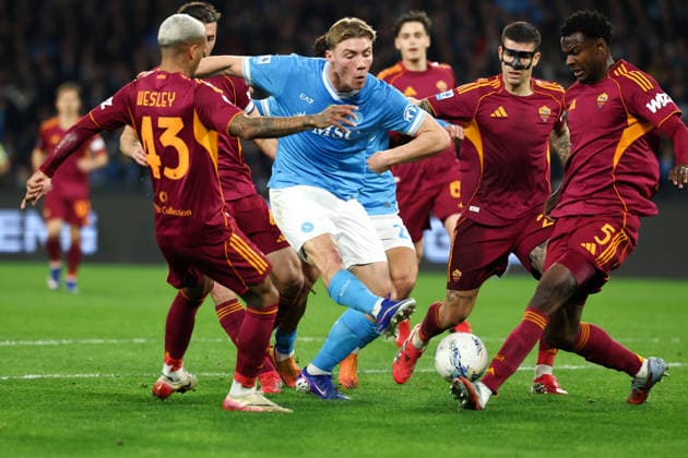 Rasmus Hojlund of SSC Napoli is challenged by four opponents, Wesley Vinicius Franca Lima, Bryan Cristante, Gianluca Mancini and Evan Ndicka of AS Roma during the Serie A 2025 2026 football match between SSC Napoli and AS Roma at Diego Armando Maradona stadium in Naples (Italy), February 15, 2026. cesarexpurini